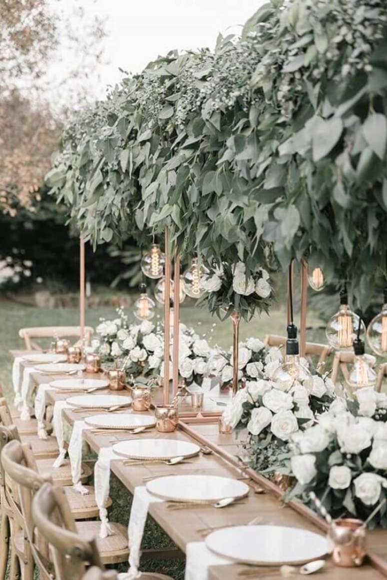 15. A festa de casamento ao ar livre pode ficar linda quando decorada com arranjos de flores e folhas – Foto: Pinosy