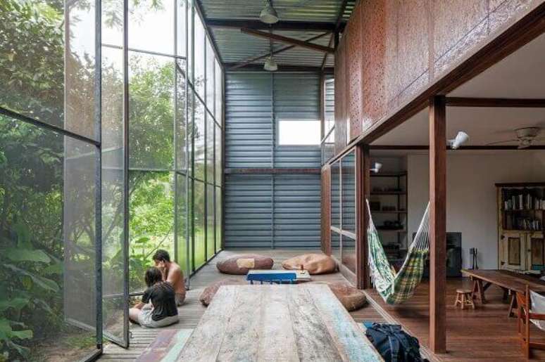 10- A cortina de vidro pode ser instalada em resid&ecirc;ncias com p&eacute; direito alto. Fonte: Pinterest