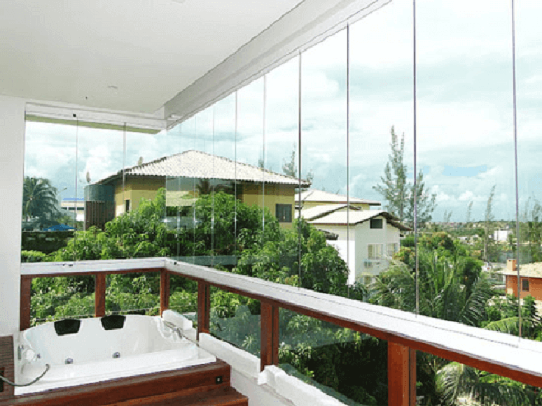 16- A cortina de vidro para varanda protege o ambiente do vento. Fonte: Vidraçaria Cordeiro