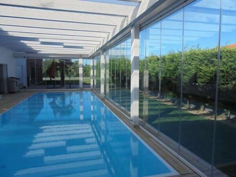 19- A cortina de vidro na área da piscina protege a água de sujeiras. Fonte: WiVidros