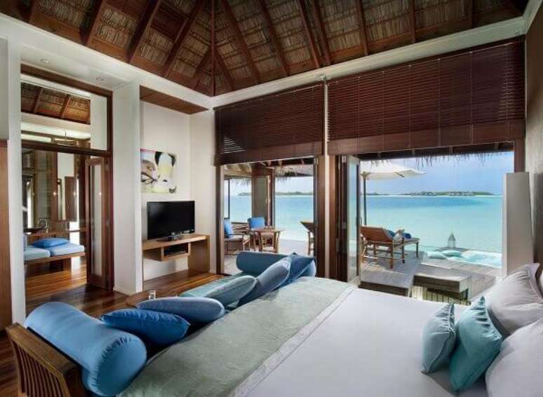 28- A cortina de vidro integra &agrave; varanda ao dormit&oacute;rio. Fonte: Pinterest