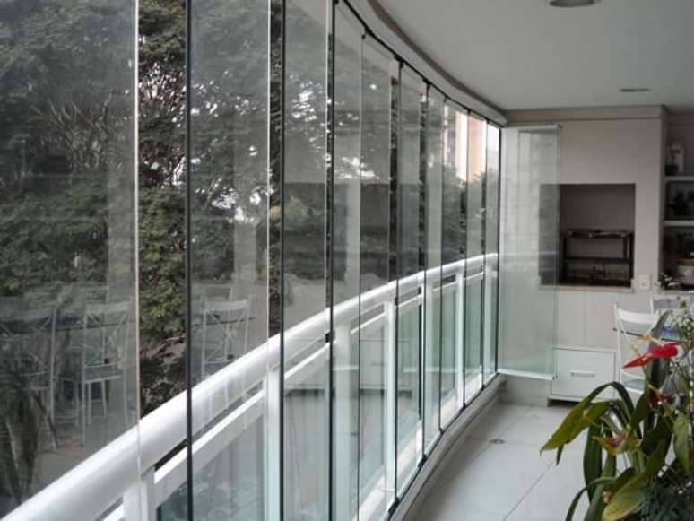 29- A cortina de vidro em sistema Europeu recolhe as lâminas para as laterais do vão. Fonte: Vidraçaria Inova Betim