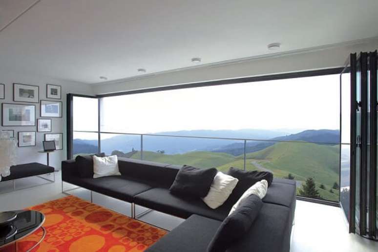 32- A cortina de vidro permite a visualização perfeita da paisagem. Fonte: Diarista Maringá