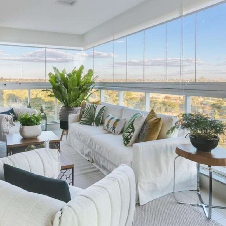 33- Em grandes centros, a cortina de vidro &eacute; utilizada em quase todos os edif&iacute;cios com varanda. Fonte: Bianchi e Lima