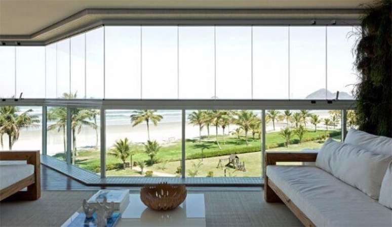 37- A cortina de vidro pode ser instalada sobre uma varanda extensa. Fonte: Referencial Vidros