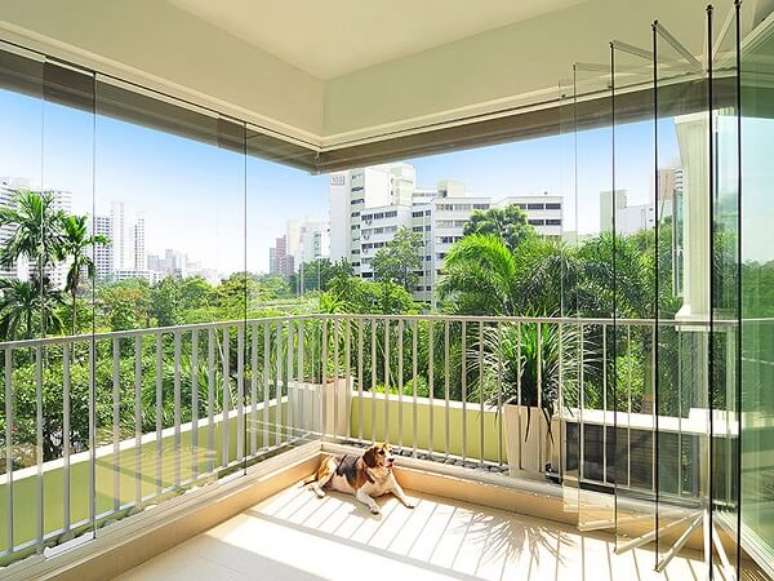 41- A cortina de vidro é uma proteção na varanda para crianças e animais. Fonte: Tudo de Vidro