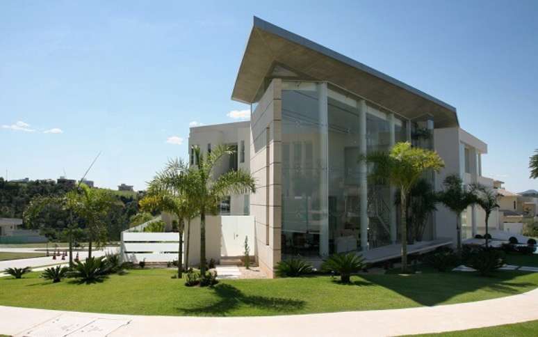 43- A cortina de vidro embeleza a fachada com p&eacute; direito duplo. Fonte: Ana Paula e Sanderson