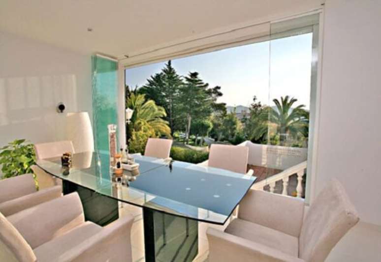 44- A cortina de vidro na sala de jantar permite a entrada de ar fresco e sol. Fonte: Havila Vidros