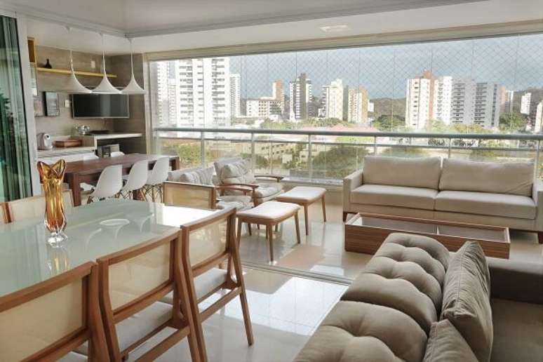 45- No grande apartamento, a cortina de vidro integra à sala de estar e jantar. Fonte: Vitrus – Qualidade Refletida em Vidro