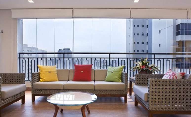 46- A cortina de vidro &eacute; uma op&ccedil;&atilde;o vers&aacute;til para fechamento de varanda. Fonte: Adriana Fontana