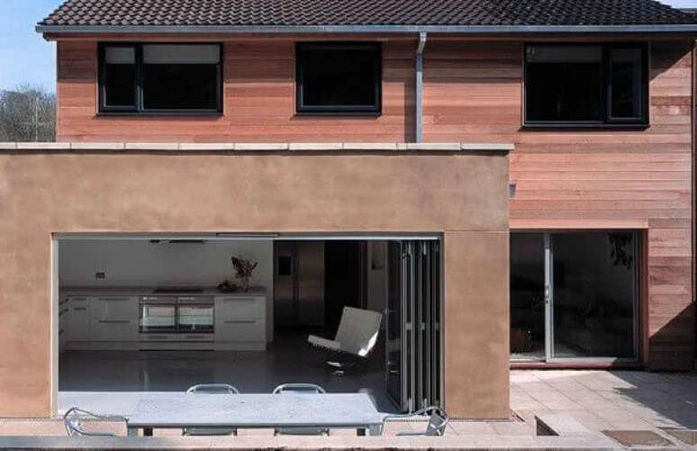 48- A cozinha com fechamento em cortina de vidro integra a &aacute;rea externa da resid&ecirc;ncia. Fonte: Pinterest