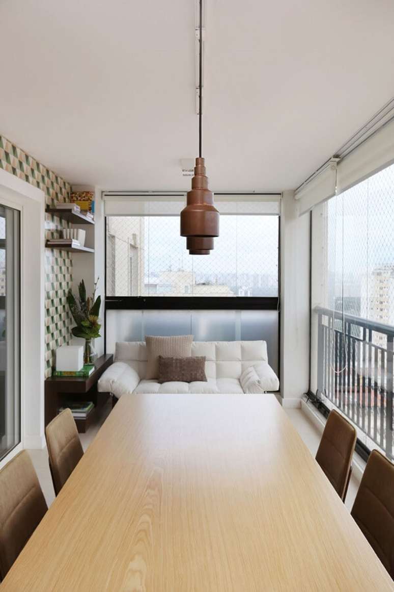 49- A cortina de vidro em apartamento pequeno aumenta a área interna da residência. Fonte: ACF Arquitetura