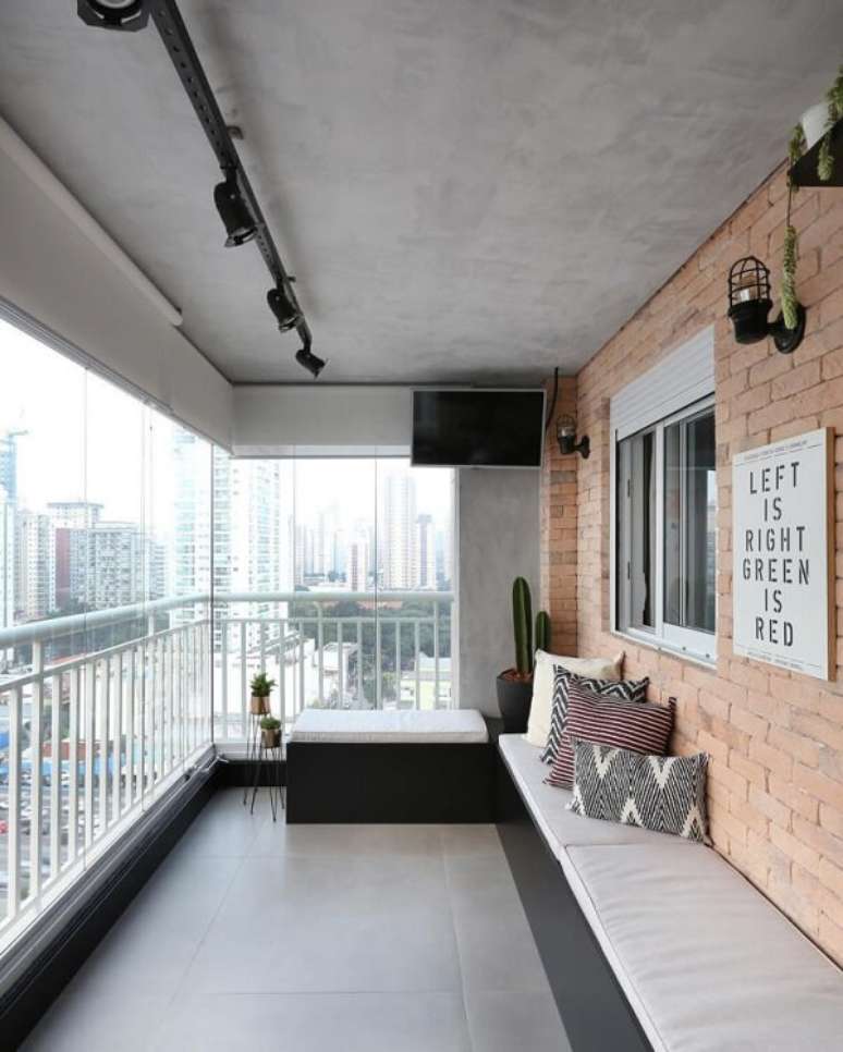 50- A cortina de vidro para varanda transforma o ambiente em uma &aacute;rea descontra&iacute;da. Fonte: Bianchi e Lima