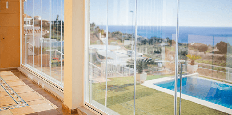 51- A cortina de vidro &eacute; uma &oacute;tima op&ccedil;&atilde;o para quem gosta de apreciar a paisagem externa. Fonte: Casa das Janelas