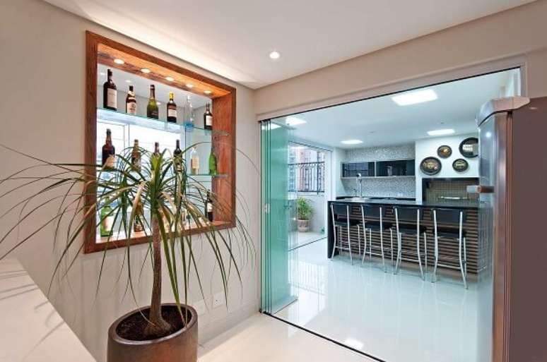 52- A cortina de vidro pode ser utilizada como divis&oacute;rias internas. Fonte: Pinterest