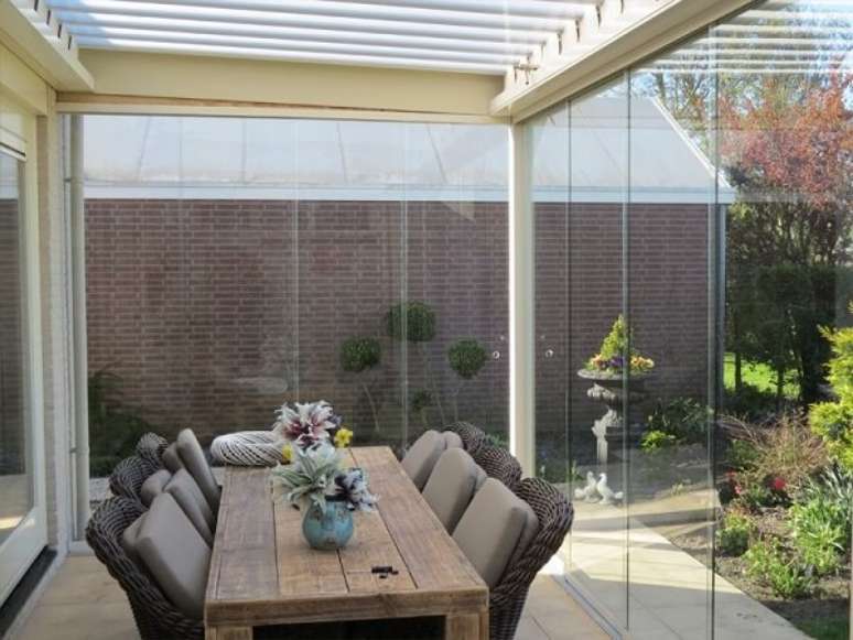53- A cortina de vidro pode integrar a varanda ao jardim. Fonte: Benarte