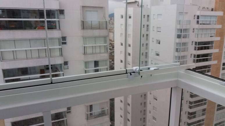 65- O fechamento da cortina de vidro tem travas para impedir acidentes com crian&ccedil;as. Fonte: Sanches Grupo Decor