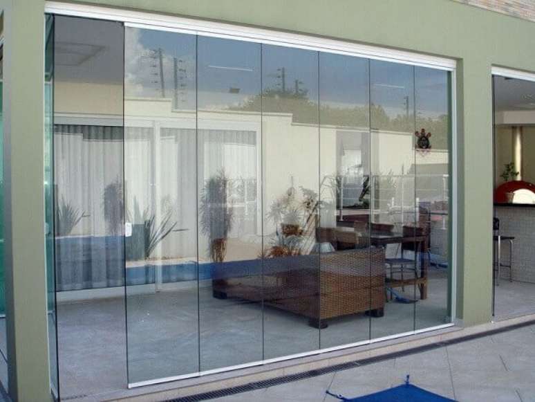 55- A cortina de vidro é ideal para fazer o fechamento de espaços gourmet. Fonte: Originalsystemrp