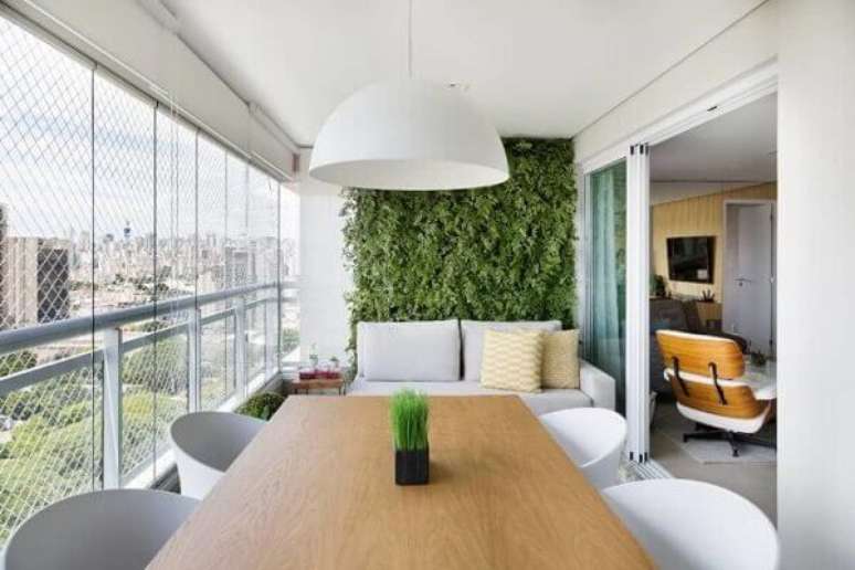 56- Com a cortina de vidro para varanda, a sala de jantar foi deslocada para esse ambiente. Fonte: GF Projetos