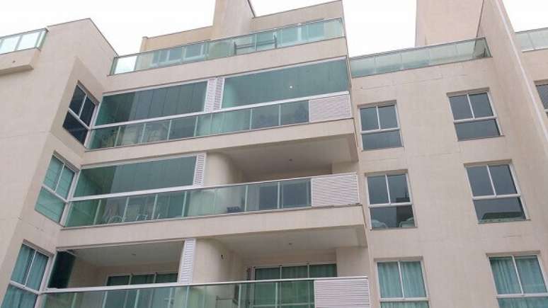 57- A cortina de vidro para varanda em edif&iacute;cios com tonalidades como verde, azul ou fum&ecirc; deve ter pr&eacute;via aprova&ccedil;&atilde;o do condom&iacute;nio. Fonte: Vidra&ccedil;aria Cordeiro