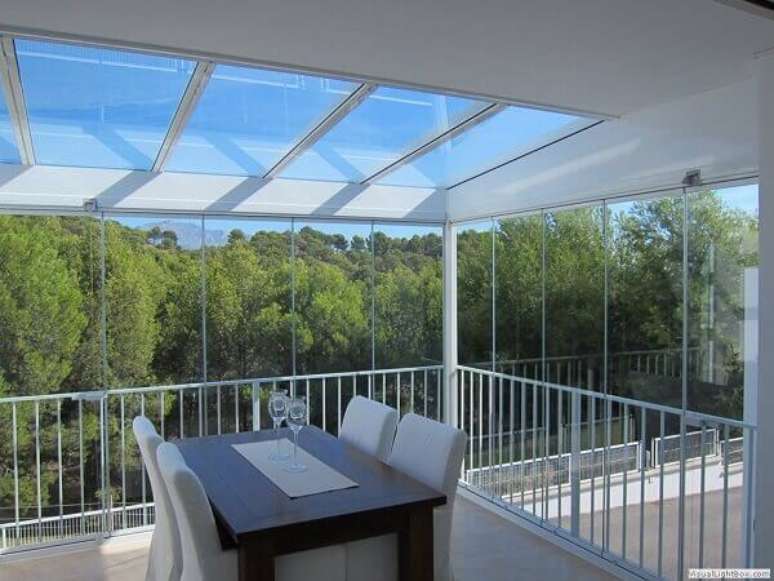 1- A cortina de vidro permite a passagem da iluminação natural no ambiente. Fonte: PS do Vidro