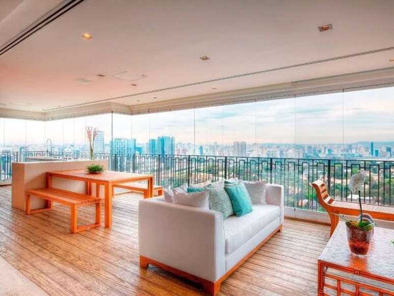 61- A cortina de vidro transparente n&atilde;o interfere no estilo do guarda corpo da varanda. Fonte: Pinterest