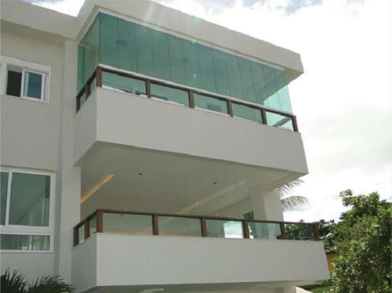 63- Nas varandas dos edif&iacute;cios, a cortina de vidro protege os apartamentos. Fonte: Cortina de Vidro