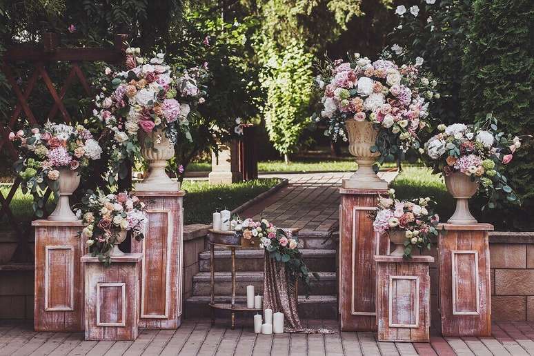 29. Móveis rústicos e antigos são perfeitos para a decoração de festa de casamento ao ar livre – Foto: Wedding Dream