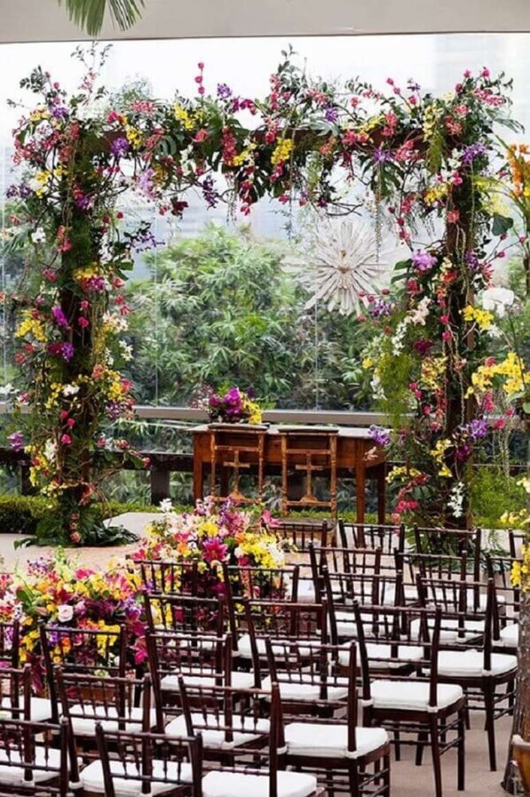 31. Linda decoração de casamento ao ar livre com arranjos de flores coloridas – Foto: Classy World