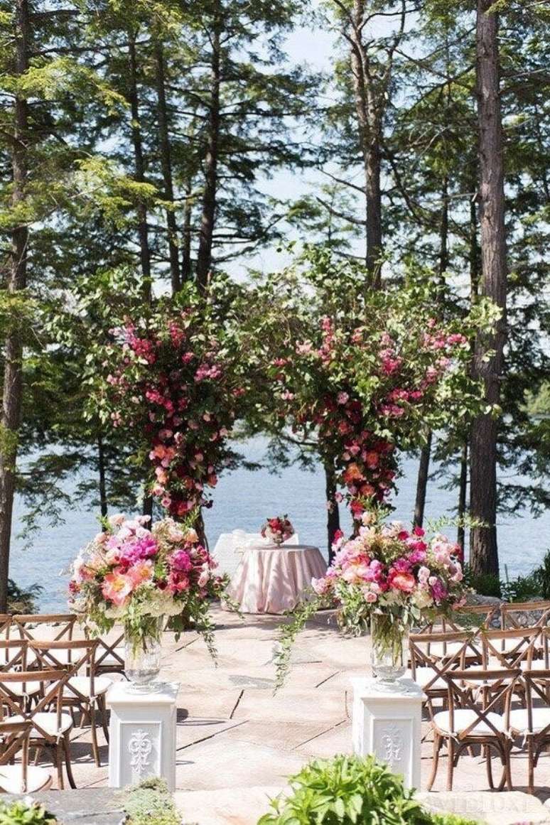 34. Invista em belos arranjos de flores para uma cerimônia de casamento simples ao ar livre mais charmosa e romântica – Foto: Laura & Co. Eventos