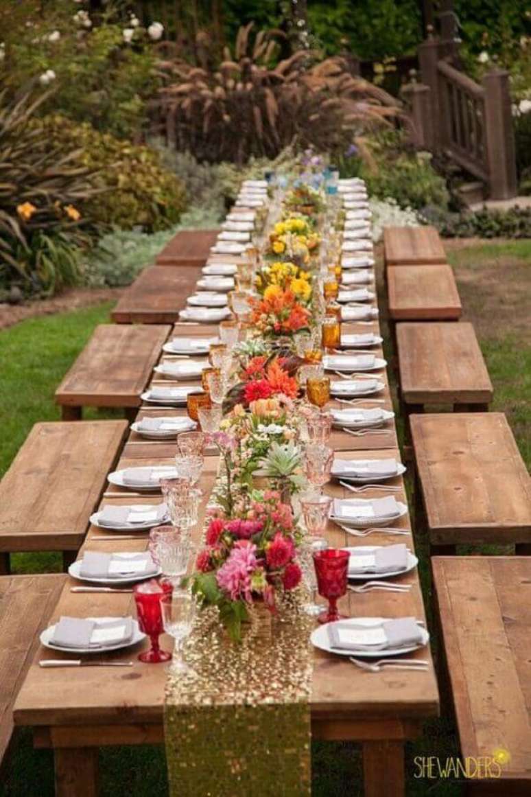 44. Os arranjos de flores são indispensáveis para a decoração de festa de casamento ao ar livre – Foto: She Wanders