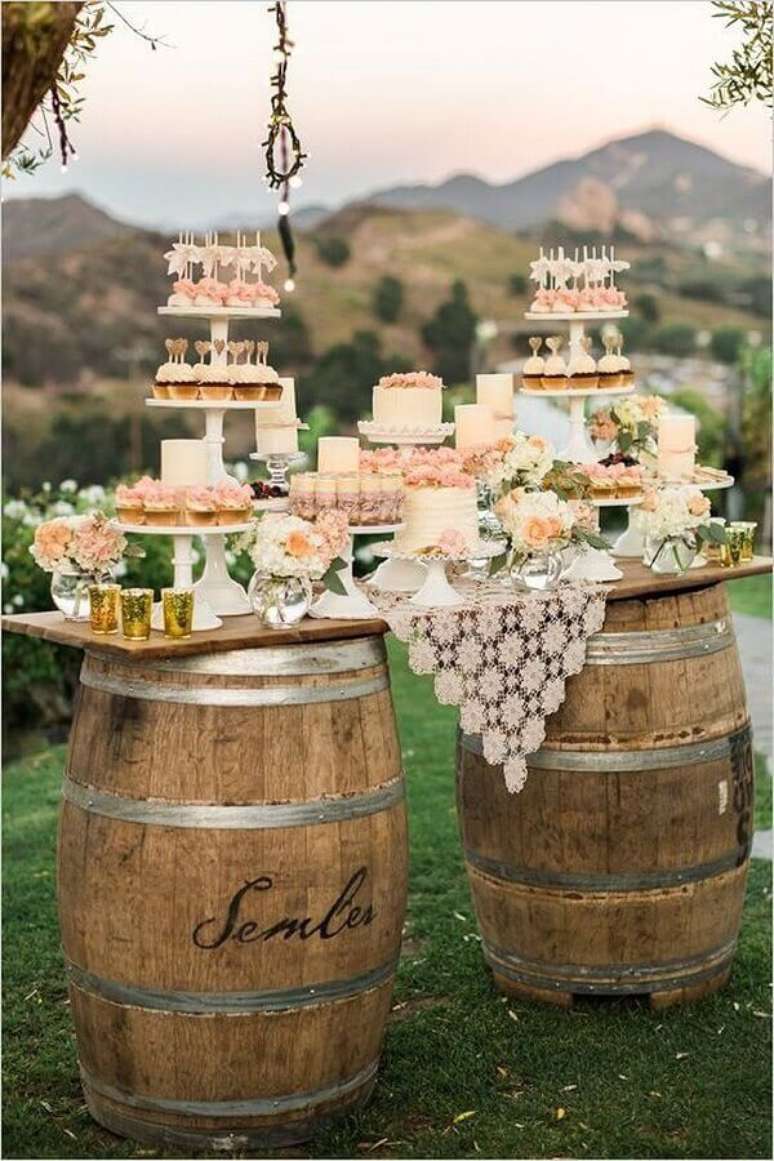 45. Barris podem servir como apoio para a mesa da sua festa de casamento ao ar livre com decoração rústica – Foto: Wedding Ideas