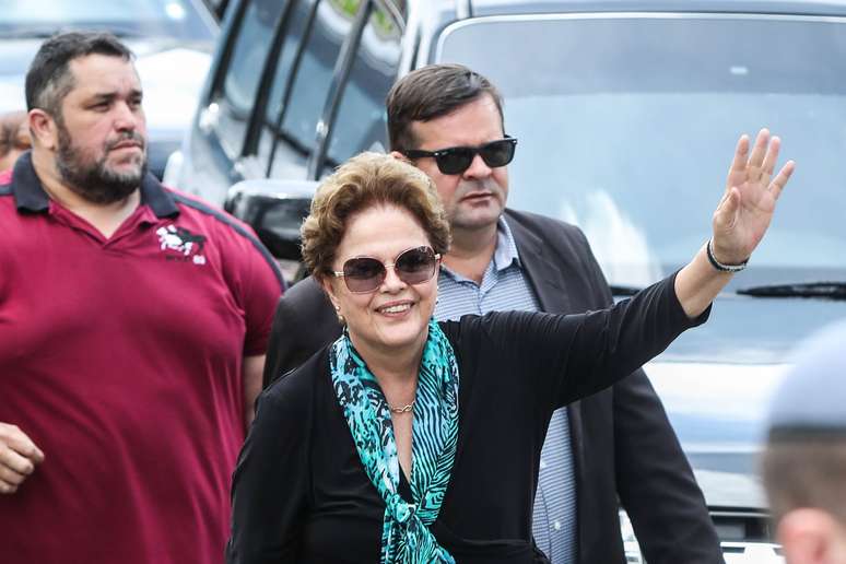 A ex-presidente Dilma Rousseff (c) no cemitério Jardim da Colina, em São Bernardo do Campo, no Grande ABC, onde ocorreu o velório do menino Arthur Araújo Lula da Silva, neto do ex- presidente Luiz Inácio Lula da Silva, que morreu aos 7 anos