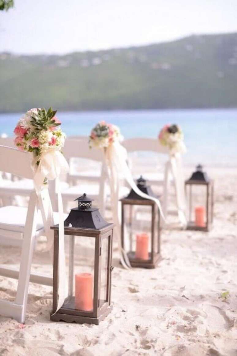 59. Invista em lanternas com velas para um ar aconchegante na decoração de casamento ao ar livre – Foto: Weddbook