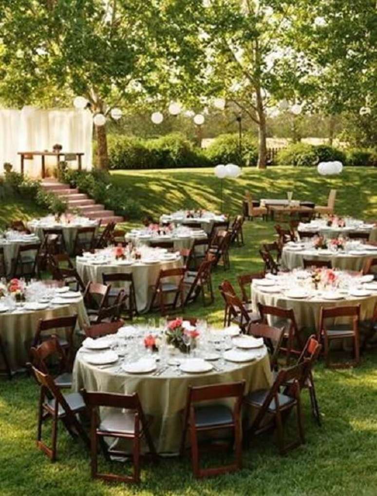 61. Mesas decoradas para festa de casamento ao ar livre no campo – Foto: Mobilize Eventos