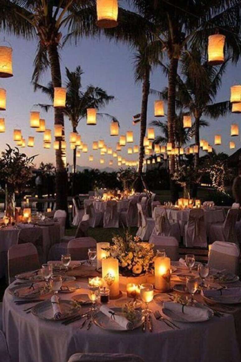 64. Velas são perfeitas para um clima mais aconchegante na festa de casamento ao ar livre a noite – Foto: Muito Chique