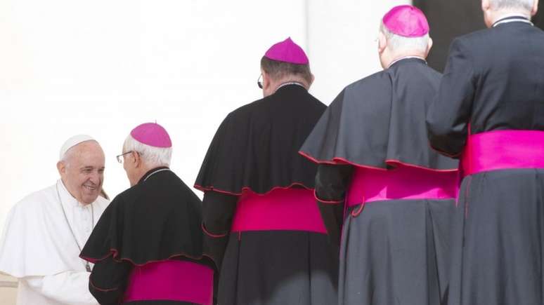 Papa Francisco recebe bispos em foto deste 1º de maio; igreja vive polarização entre simpatizantes do papa e grupos ultraconservadores