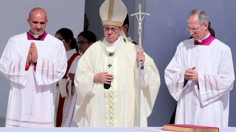 Papa durante missa em Abu Dhabi em fevereiro, quando assinou comunicado conjunto que despertou crítica de conservadores