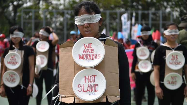 "Somos trabalhadores, não escravos". A frase fez parte de um protesto de imigrantes em Hong Kong, na China.