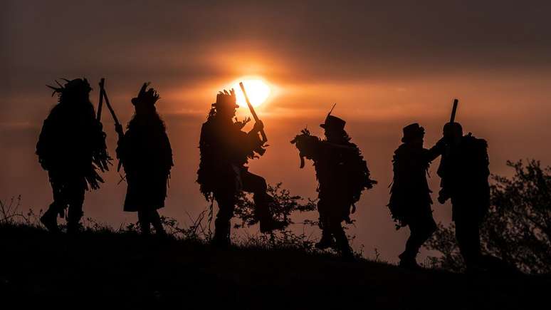 The Thieving Magpie Morris Side (Morris Dancers) during their "Dance in the Dawn" to mark May Day in Yorkshire, England