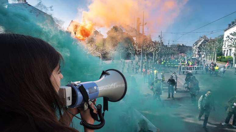 Uma manifestante faz um discurso no megafone durante em Estrasburgo, na França