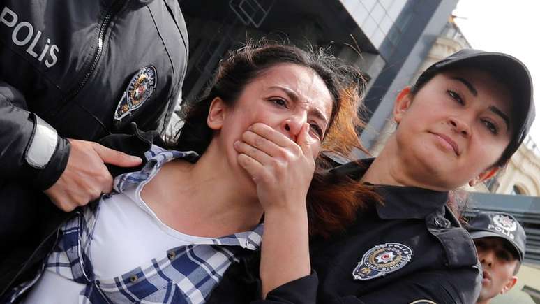 Policial detém manifestante depois um protesto na Praça Taksim, em Istambul, Turquia