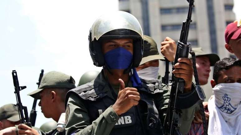 Muitos venezuelanos apoiam Guaidó - inclusive membros das forças de segurança