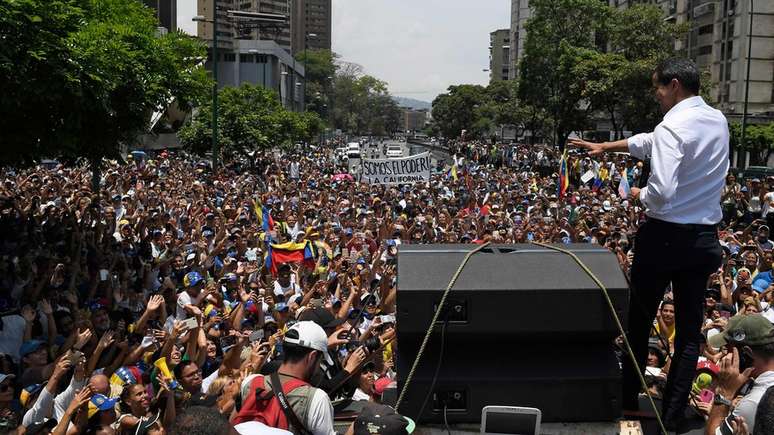 O líder da oposição da Venezuela, Juan Guaidó, fez uma manifestação em Caracas. Ele pediu um protesto maciço para aumentar a pressão sobre o presidente Nicolás Maduro.