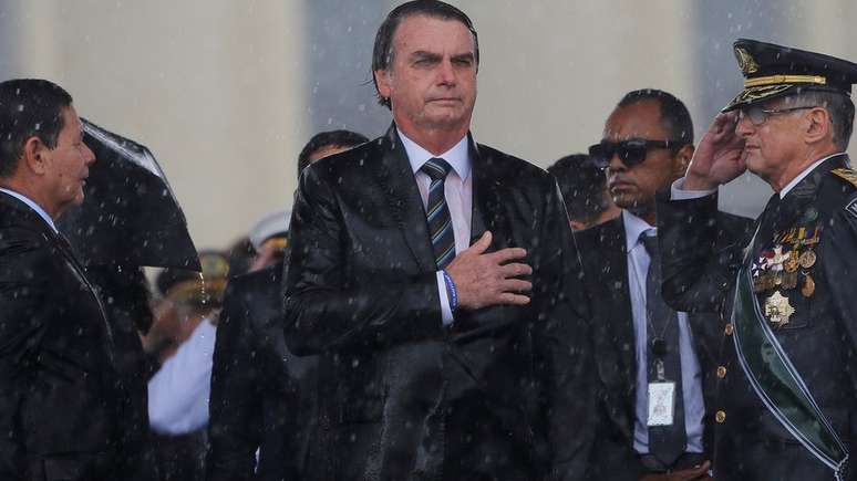 'Qualquer hipótese será decidida EXCLUSIVAMENTE pelo Presidente da República, ouvindo o Conselho de Defesa Nacional', publicou Bolsonaro, no Twitter