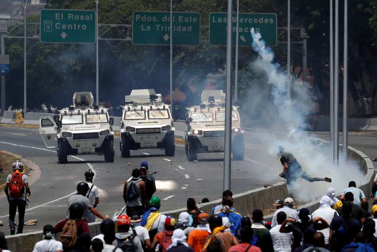 Manifestantes entram em confronto contra for&ccedil;as de seguran&ccedil;a em Caracas
30/04/2019
REUTERS/Carlos Garcia Rawlins