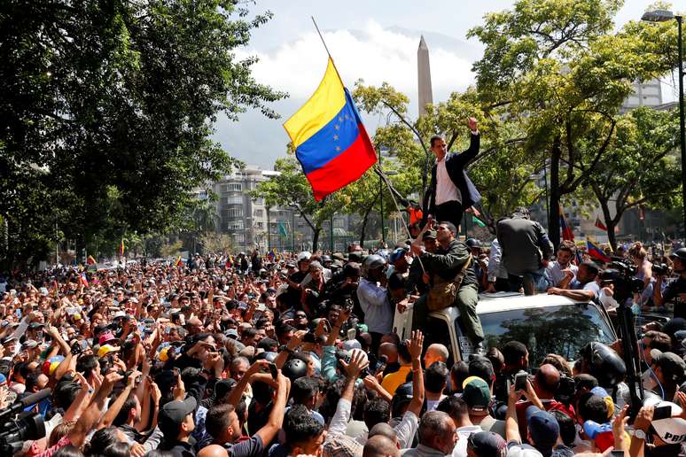 Líder da oposição venezuelana Juan Guaidó discursa para simpatizantes em Caracas
30/04/2019 REUTERS/Carlos Garcia Rawlins