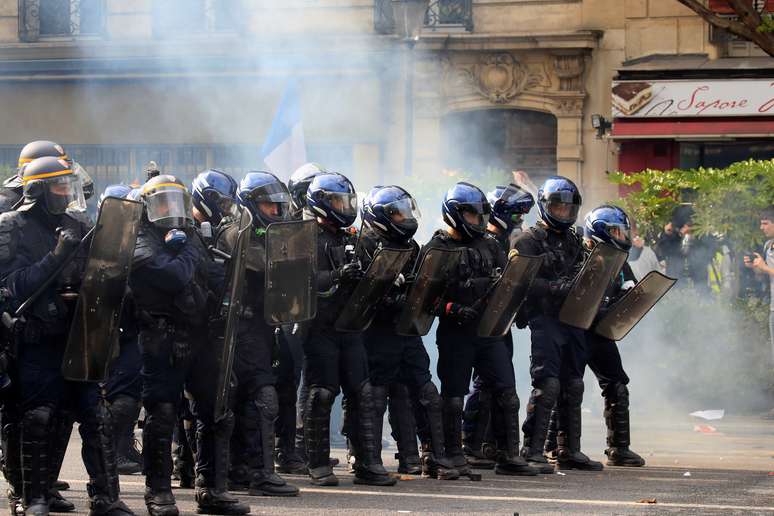 Grupo de choque da polícia francesa diante de protestos no 1º de Maio em Paris.  1/5/2019.  REUTERS/Gonzalo Fuentes 