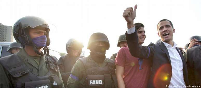 Juan Guaidó ao lado de alguns militares que aderiram à sua convocação