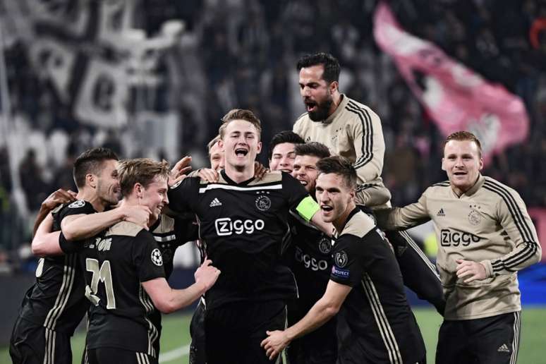 Os Jovens De Ligt, De Jong, Van De Beek e David Neres são as principais armas do Ajax (MARCO BERTORELLO/AFP)